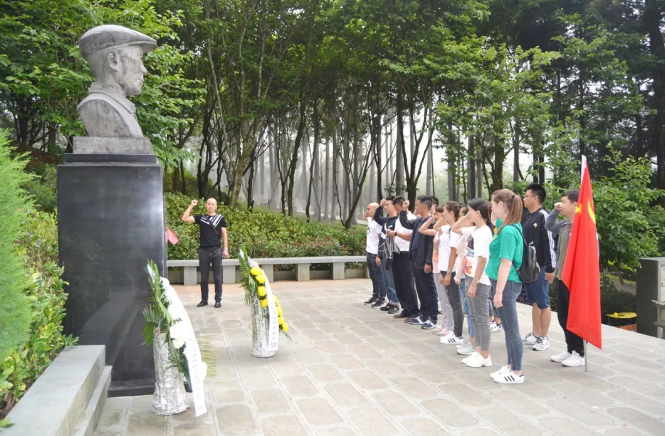 中共保山安利醫(yī)院有限責(zé)任公司支部委員會(huì)開展“不忘初心，牢記使命”愛國主義專題教育活動(dòng)