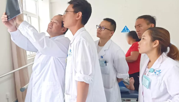 云南省康復(fù)三級體系項(xiàng)目中心葉斌團(tuán)隊(duì)到保山安利醫(yī)院進(jìn)行學(xué)科建設(shè)、業(yè)務(wù)指導(dǎo)及板橋中心衛(wèi)生院示范單位評審驗(yàn)收并授牌