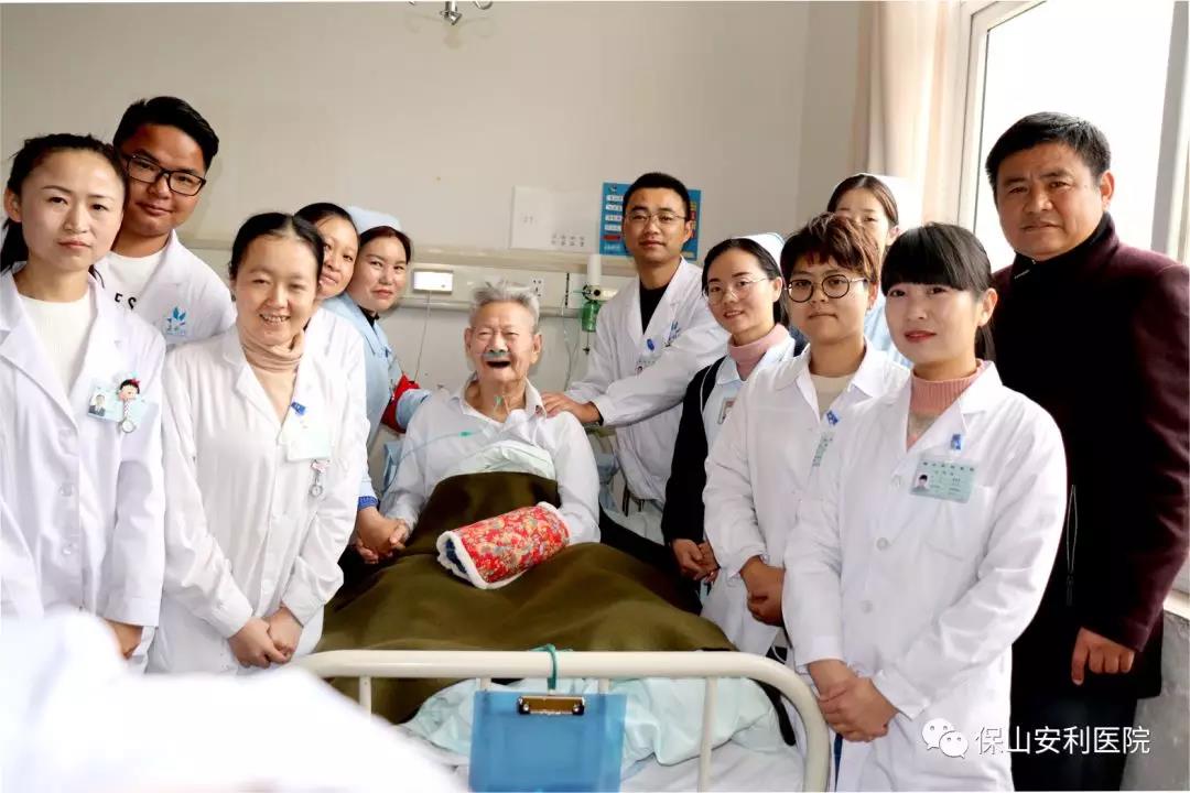 97歲八路老戰(zhàn)士身患多種疾病，常年住院視醫(yī)院為家，醫(yī)護(hù)為親人