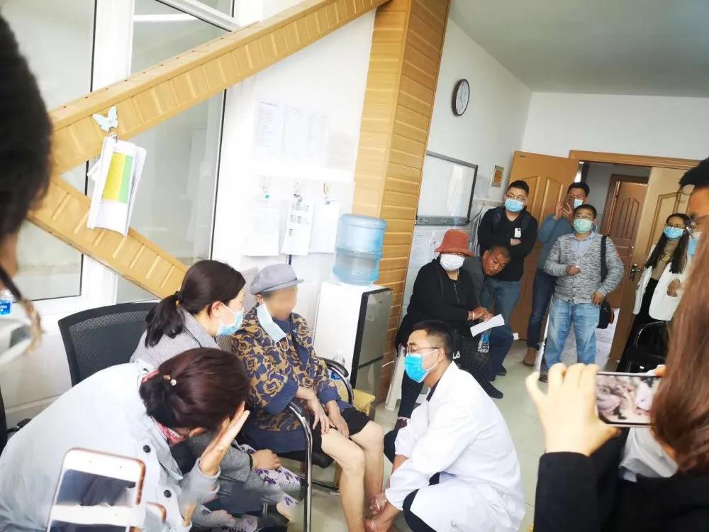 保山安利醫(yī)院糖尿病足專家到麗江古城區(qū)人民醫(yī)院進行內(nèi)分泌學術交流及糖尿病足現(xiàn)場診療指導