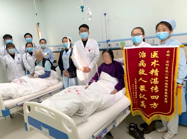 溫暖的陪伴、細(xì)心的照顧，兩位老人感恩贈(zèng)錦旗！