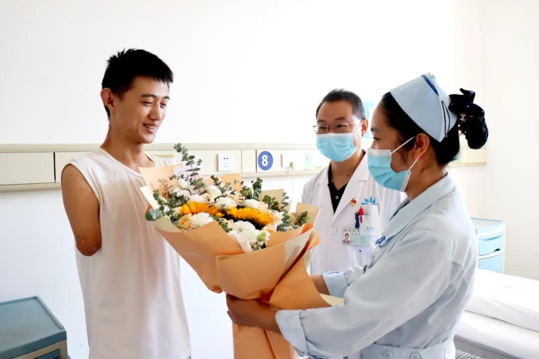 【保山安利醫(yī)院】雖然失去了雙臂，但他用堅(jiān)強(qiáng)、樂(lè)觀的態(tài)度讓生活充滿陽(yáng)光！
