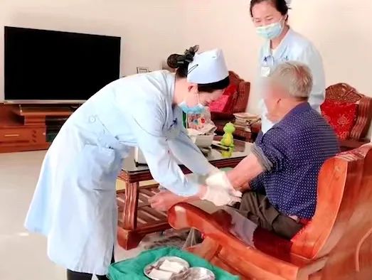【保山安利醫(yī)院】82歲爺爺與老伴居家，在院手術(shù)后換藥不便，居家護(hù)理上門服務(wù)解難題