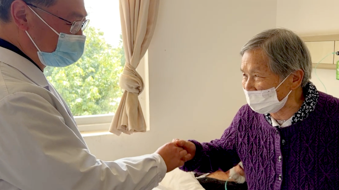 【保山安利醫(yī)院】百歲老人15年后再次到院做手術，老伴深表謝意“感謝你們給了他第二次生命”！