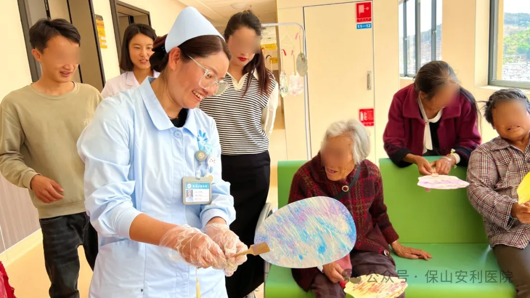 保山安利醫(yī)院腫瘤科開展“漆扇寄溫情，科學(xué)防癌護(hù)健康”主題活動(dòng)