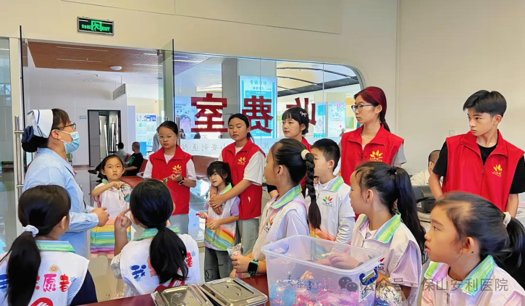 化身小小中醫(yī)師！保山安利醫(yī)院暑期職業(yè)體驗，探秘三伏貼的奇妙旅程！